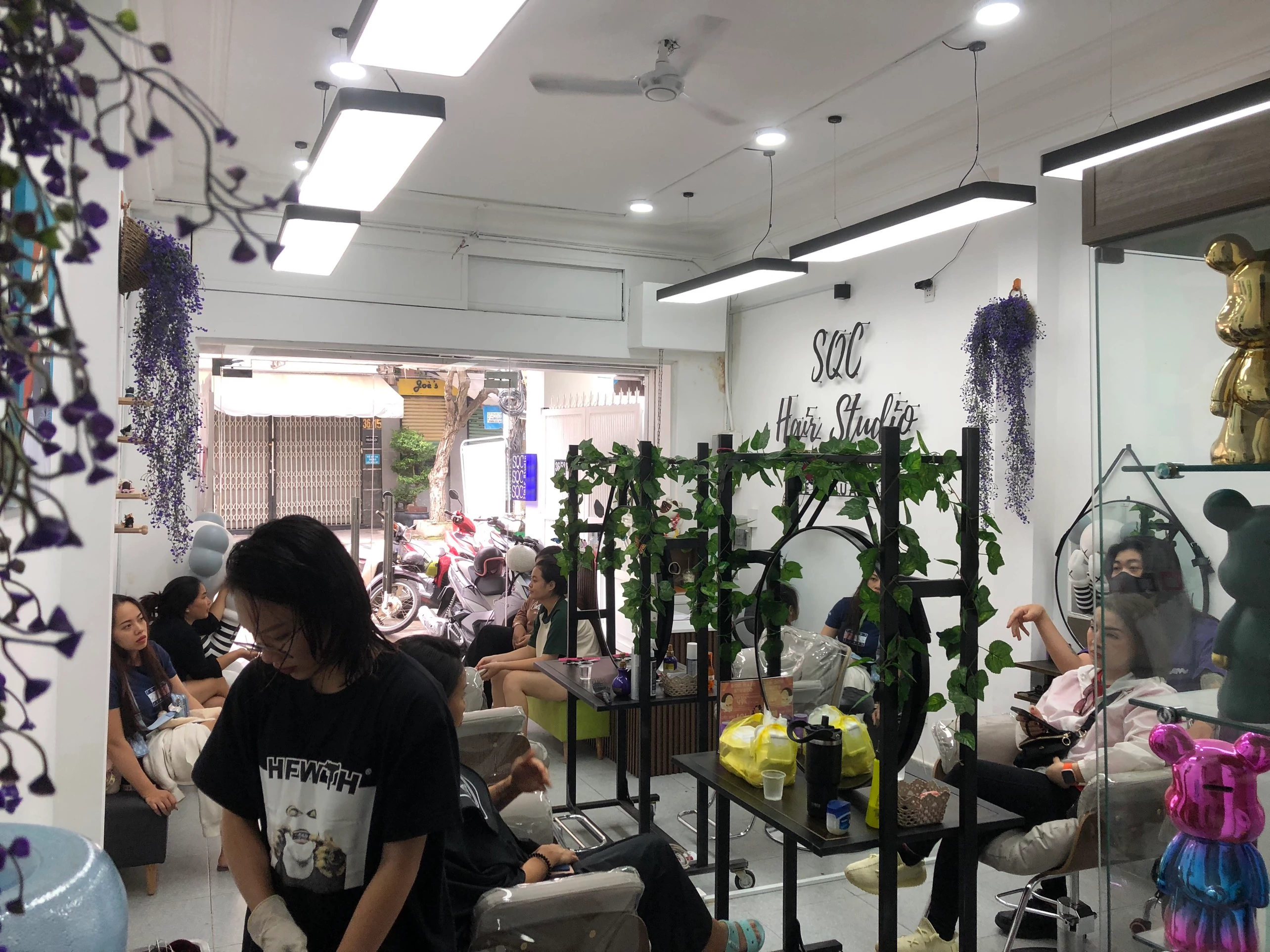 Không gian thoải mái tại salon tóc Bình Thạnh