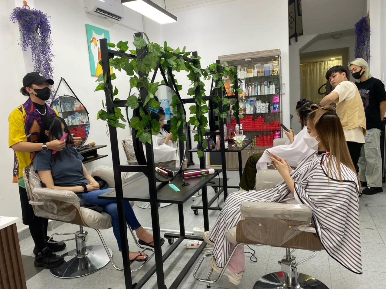 Nhân viên chuyên nghiệp tại salon tóc Bình Thạnh